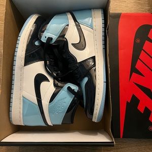 Air jordan 1 retro high OG condition is brand new no creasing maybe worn once.